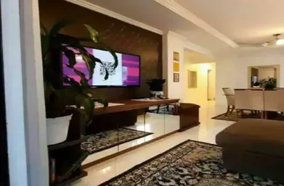 Apartamento no Centro de Balneário Camboriú-SC: 3 quartos, 2 suítes, 2 salas, 3 banheiros, 1 vaga de garagem, 135 m².