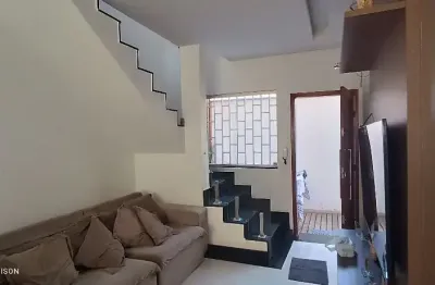 Casa geminada coletiva 2 quartos e 2 banheiros e 1 vaga livre, coberta e demarcada