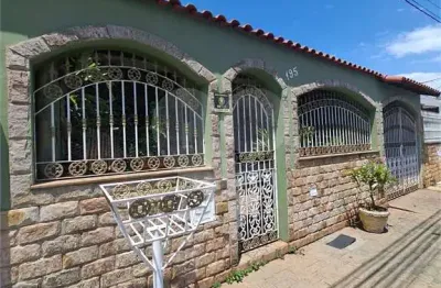Casa com 3 quartos para alugar na Rua Ravena, Campo Grande, Rio de Janeiro