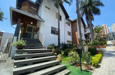 Sobrado em cond fechado no jd têxtil, 03 suítes, 06 vagas, piscina, churrasqueira !