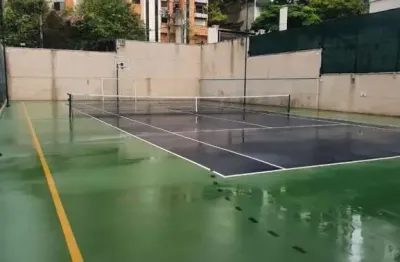 225m2, com 4 suites, 4 vagas de garagem , quadra de tênis,  quadra de squash