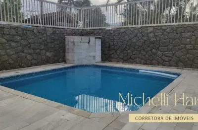 Casa encantadora com piscina em rua tranquila no parque viva mar, em ubatuba