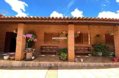 Residencial ou comercial: casa ampla e consultório na frente.