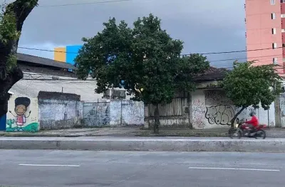 Casa com 5 quartos, galpões, terreno e estacionamento com 600.00m2
