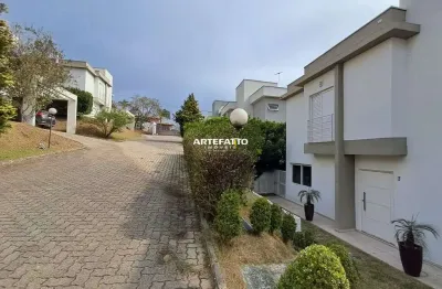 Alugo casa em condomínio São 4 dormitórios, sendo 2 suítes, além de 3 banheiros,