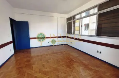 Sala comercial com 212m² privativos à venda no centro da cidade.