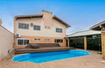 5 quartos, sendo 4 suítes, espaço lazer com piscina e 9 vagas de garagem na praia do Campeche - Á venda em Florianópolis