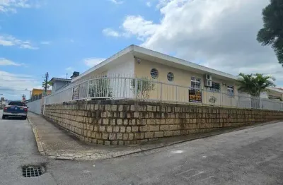 À venda | 315m² de área construída, 720 m² de terreno e oportunidade de retorno financeiro imediato - Capoeiras,em Florianópolis