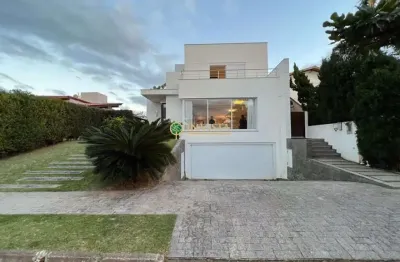 À venda na praia de jurerê internacional! alto padrão, piscina privativa, 430m², 4 suítes e 6 vagas de garagem.