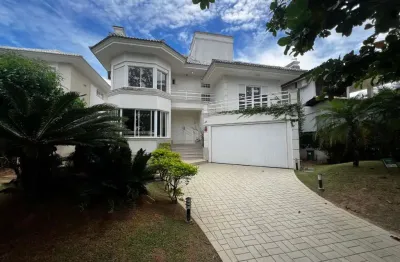 Na praia de Jurerê Internacional com 5 quartos, sendo 3 suítes e 4 vagas - Á venda em Florianópolis