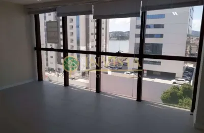 Sala comercial com vista para a beira mar continental no estreito