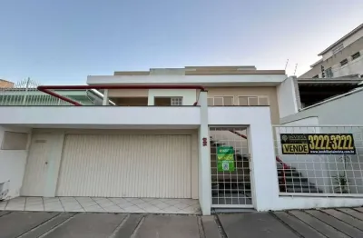 À venda | 417 m², viabilidade residencial e comercial, 4 quartos, edícula e 4 vagas - estreto, em florianópolis.