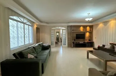 Alto padrão, 4 quartos, piscina, área de lazer com sinuca e ofurô para locação no bairro Jardim Atlântico.