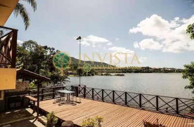 De frente para Lagoa da Conceição, área gourmet com deck e churrasqueira, 3 quartos e hidromassagem - À venda.