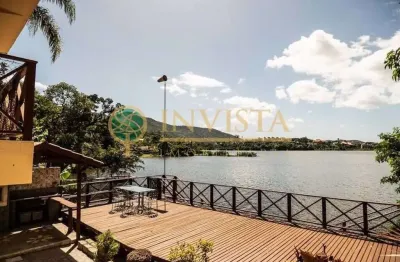 De frente para Lagoa da Conceição, área gourmet com deck e churrasqueira, 3 quartos e hidromassagem - À venda.