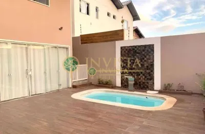 Casa com 214m² privativos, piscina, 3 quartos e 4 vagas de garagem.