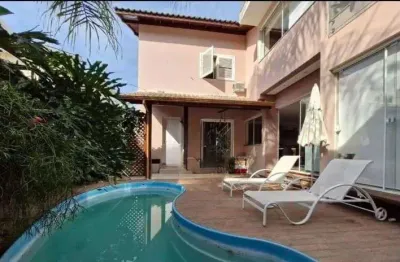 À venda no João Paulo! Casa com 4 suítes, piscina e 3 vagas de garagem.