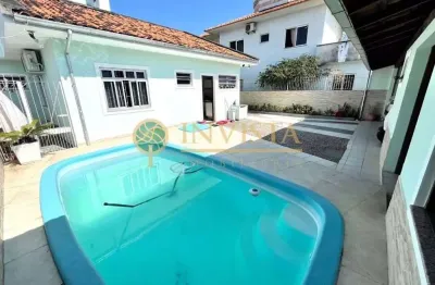 Casa com Piscina à venda em São José/SC! 3 quartos, Churrasqueira e 4 vagas - Bairro Flor de Napolis.