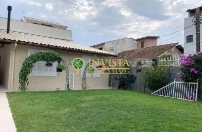 300m² de área privativa, 3 suítes,  Área externa com churrasqueira e 2 vagas de garagem -  Pântano do Sul em Florianópolis