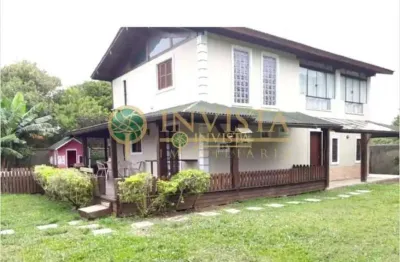 À venda próximo a praia do moçambique! 900m², 3 quartos, churrasqueira e 4 vagas de garagem.