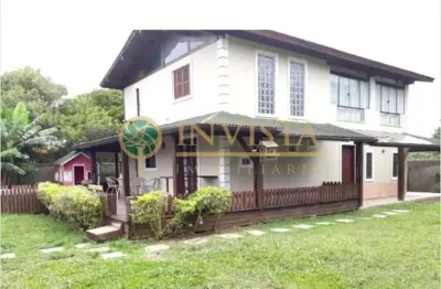 À venda próximo a Praia do Moçambique! 900m², 3 quartos, churrasqueira e 4 vagas de garagem.