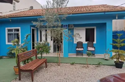 Oportunidade de rentabilidade! casa a 500 metros da praia à venda na barra da lagoa.