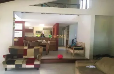 Casa com 3 quartos sendo 1 suíte e 2 demi suítes na praia do campeche