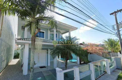 À venda na praia dos ingleses! piscina privativa, edícula, churrasqueira, 3 quartos e 4 vagas de garagem.