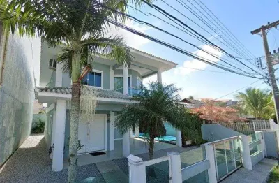 À venda na praia dos ingleses! piscina privativa, edícula, churrasqueira, 3 quartos e 4 vagas de garagem.