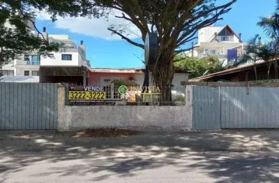 Terreno de 369,50m², todo murado, com 2 casas no Morro das Pedras - Á venda em Florianópolis