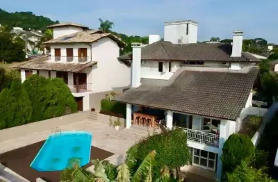 Condominio fechado, área externa com piscina e churrasqueira.