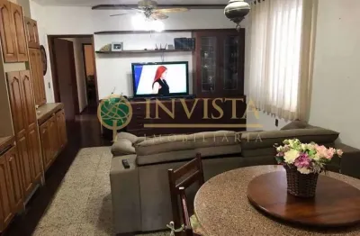 À  venda no Centro de Florianópolis! 3 quartos, 2 suítes e 2 vagas de garagem.