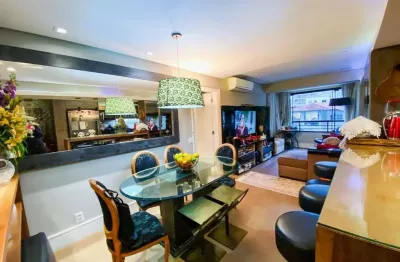 Semi mobiliado e decorado, 2 suítes e 1 vaga à venda no centro de florianópolis.