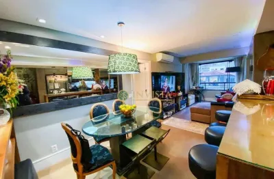 Semi mobiliado e decorado, 2 suítes e 1 vaga à venda no centro de florianópolis.