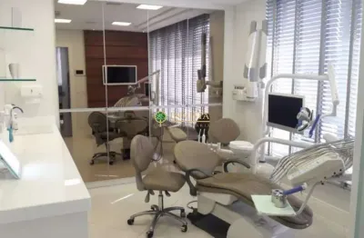 Sala comercial à venda com 1 vaga à venda no centro de florianópolis.