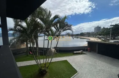 À venda de frente para o mar em coqueiros! 5 quartos, 7 banheiros, piscina privativa e 3 vagas de garagem.