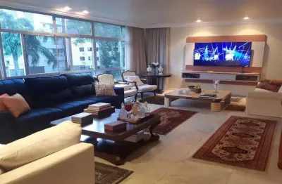 Apartamento com 224m², 4 quartos, hidromassagem e 2 vagas de garagem.