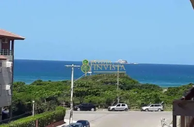 Apartamento com 130m², vista mar, sacada com churrasqueira, 3 quartos e 2 vagas de garagem.