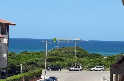 Apartamento com 130m², vista mar, sacada com churrasqueira, 3 quartos e 2 vagas de garagem.