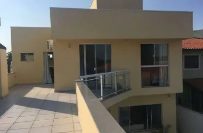 À venda | 274 m² privativos, churrasqueira, piscina e terraço — 4 quartos, 4 vagas — Próxima ao Estádio da Ressacada, no Carianos, Florianópolis.