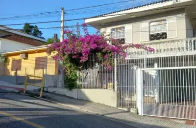 No centro de florianópolis, com 4 quartos, 1 suíte com hidromassagem e garagem coberta