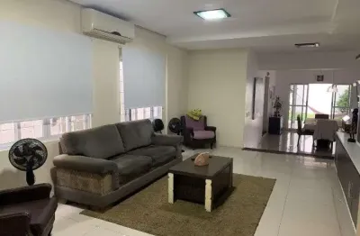 À venda | 250 m², 4 quartos, piscina privativa e 6 vagas de garagem - jardim atlântico, em florianópolis.