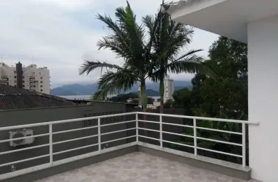 Próximo a beira mar norte, com terraço com vista parcial para o mar, 2 quartos sendo 1 suíte e 1 vaga.