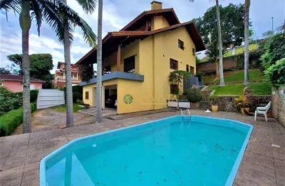 A poucos minutos do villa romana shopping e ufsc, semi mobiliada, com 4 quartos sendo 1 suíte e 4 vagas