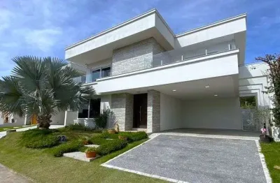 Em condomínio fechado, com terraço, mobiliada, 3 quartos sendo 1 suíte e 4 vagas