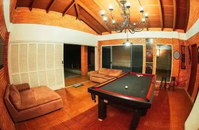 À venda | 250 m², praia de jurerê, com 5 quartos sendo 3 suítes, espaço recreativo, piscina e 4 vagas