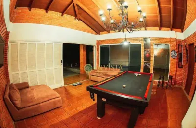 À venda | 250 m², praia de jurerê, com 5 quartos sendo 3 suítes, espaço recreativo, piscina e 4 vagas