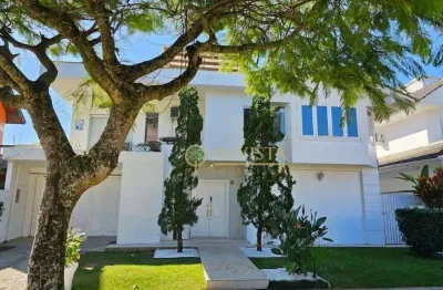 À venda | 250 m², Praia de Jurerê, com 5 quartos sendo 3 suítes, espaço recreativo, piscina e 4 vagas