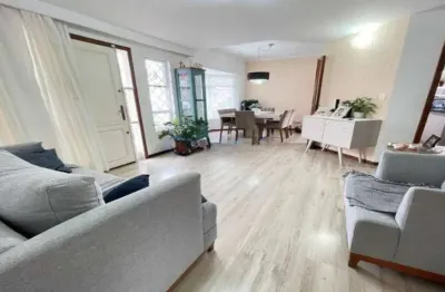 À venda | Triplex, 120 m², 3 quartos e 2 vagas - Bairro Canto, em Florianópolis.