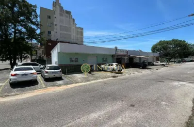 Prédio comercial de 421 m² com 8 lojas e 20 vagas - estreito, em florianópolis.